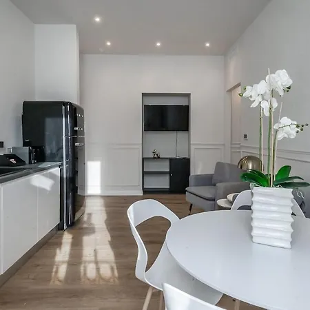 Luxury 2-bedroom Station Apartamento *