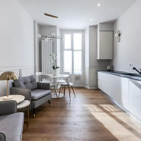 Luxury 2-bedroom Station Apartamento