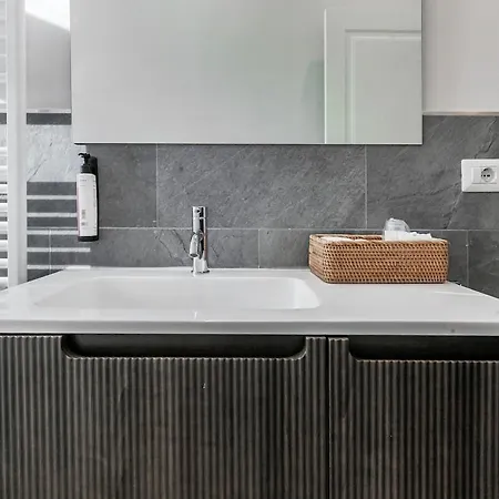 Luxury 2-bedroom Station Apartamento Milán